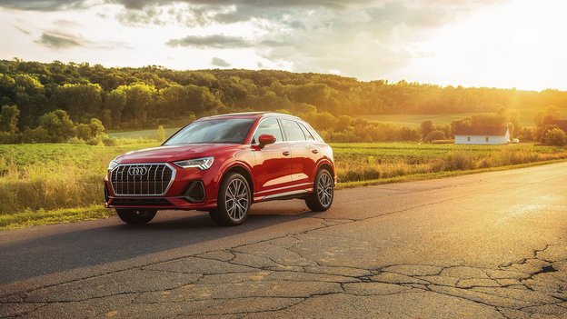 vue 3/4 avant d'un VUS sous-compact 2020 garé sur une route de campagne