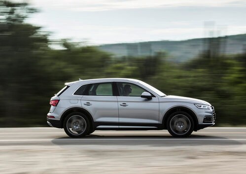 vue latérale d'un Audi Q5 2019 roulant sur une route