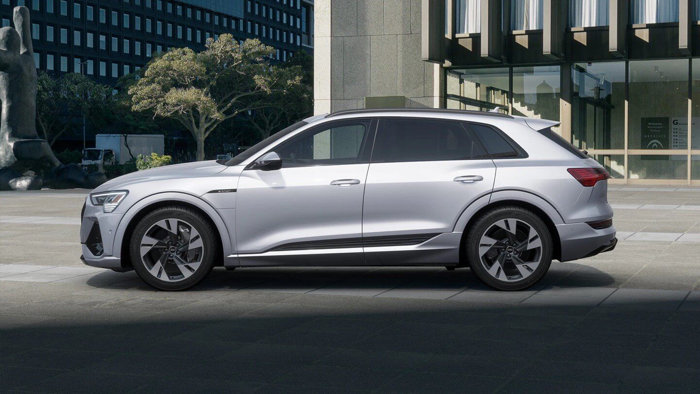 vue latérale du Audi e-tron 2022