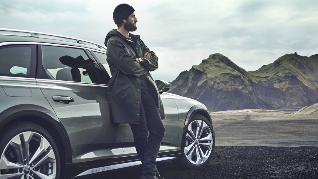 homme à l'aventure avec l'Audi A6 allroad 2020