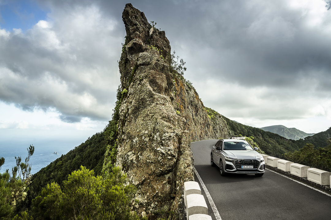 vue avant du Audi RS Q8 2022 sur une route montagneuse