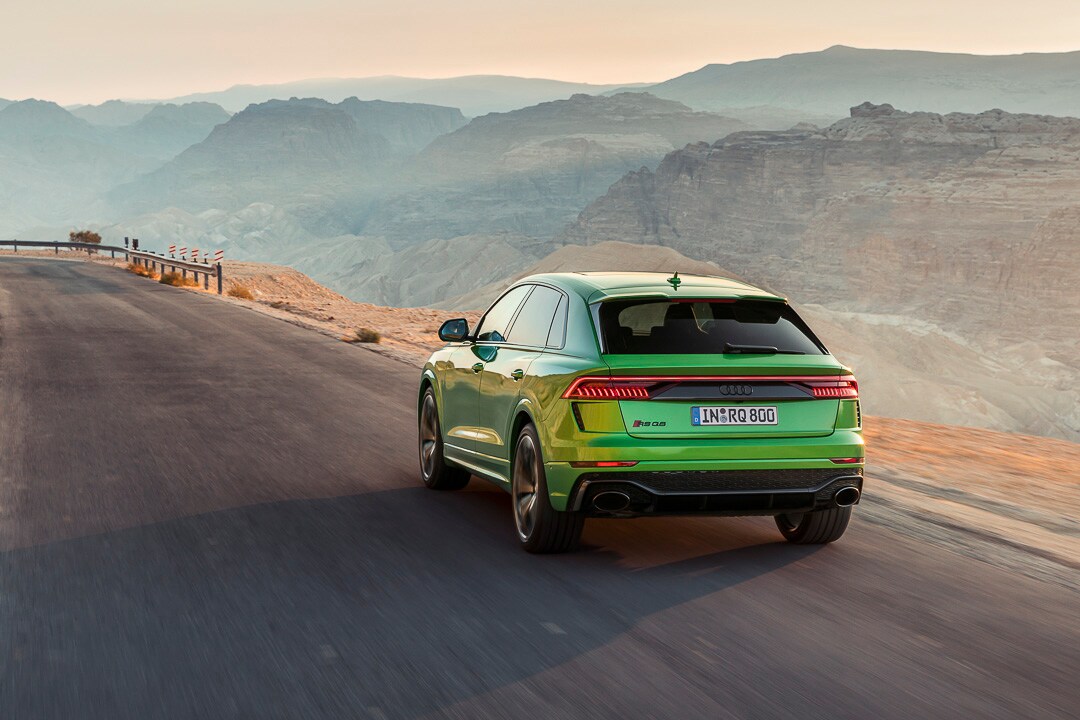 vue latérale arrière d'une Audi RS Q8 2022 sur une route dans un canyon