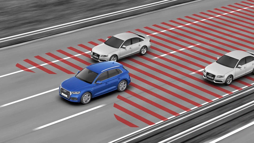 Démonstration des systèmes Audi pre sense de l'Audi Q5 sur l'autoroute en ville.