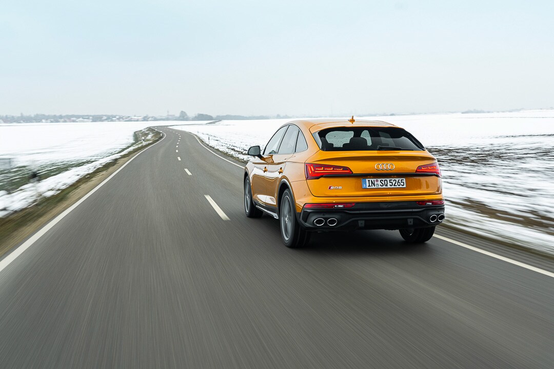 Vue de derrière de la Audi SQ5 2022