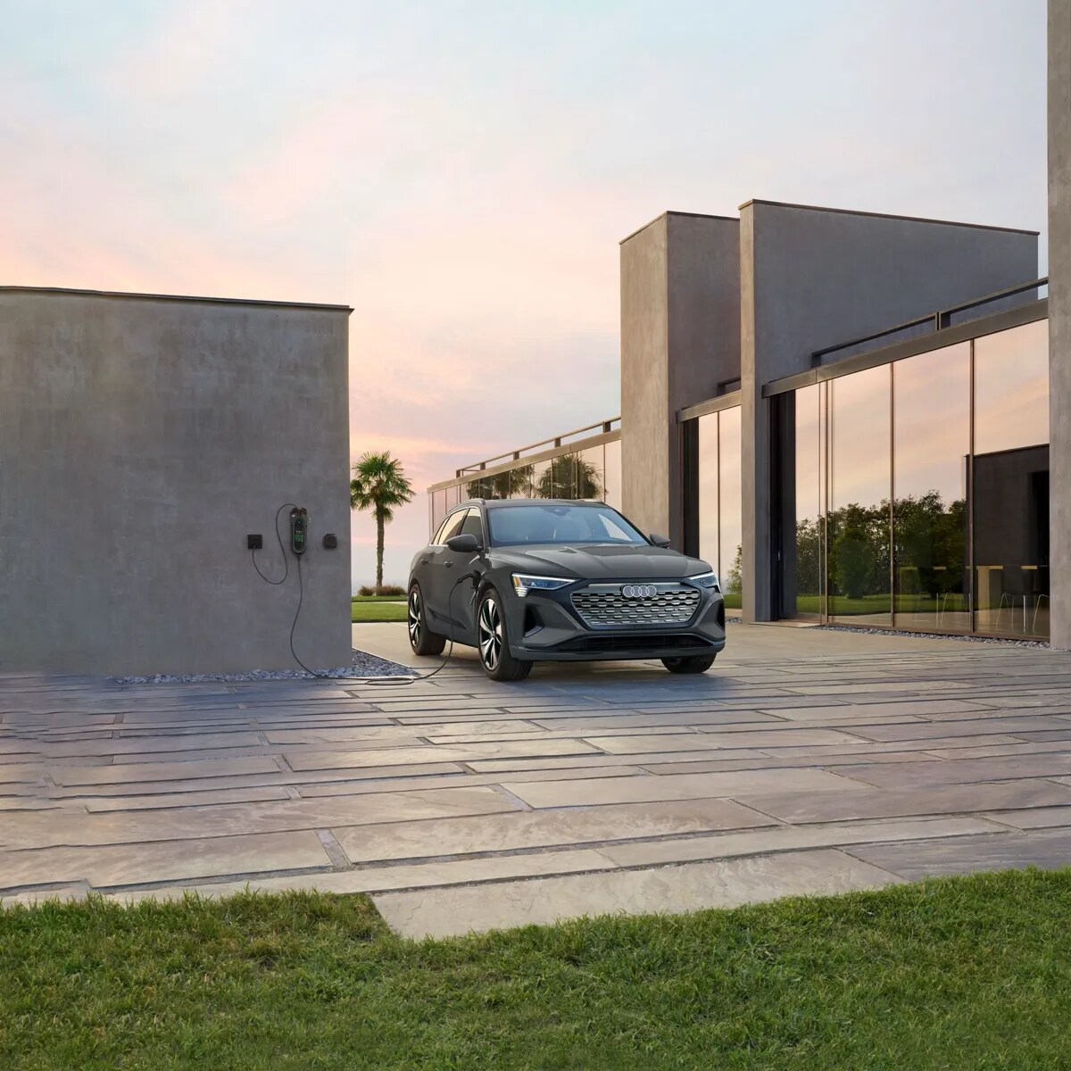 L'Audi Q8 e-tron en recharge de batterie à l'extérieur.