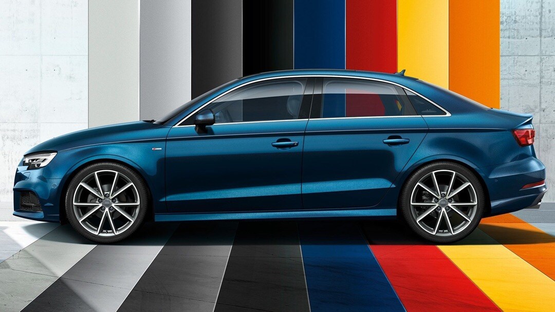 vue latérale d'une berline Audi A5 sur fond de palette de couleurs