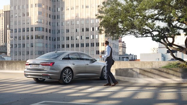 propriétaire d'un Audi A6 2020 observant le véhicule