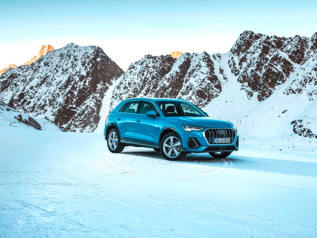 vue 3/4 avant de l'audi Q3 2019 dans les montagnes pendant la saison hivernale