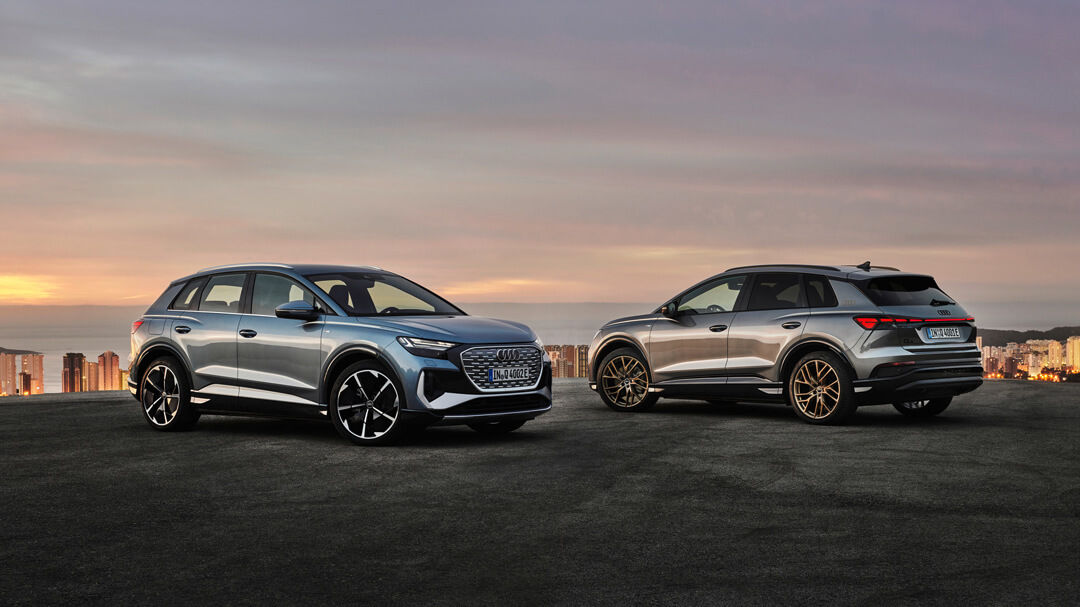 vue latérale des Audi Q4 e-tron 2022 et Audi Q4 e-tron Sportback