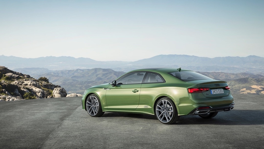 Audi A5 coupé 2020 avec arrière-plan de montagnes