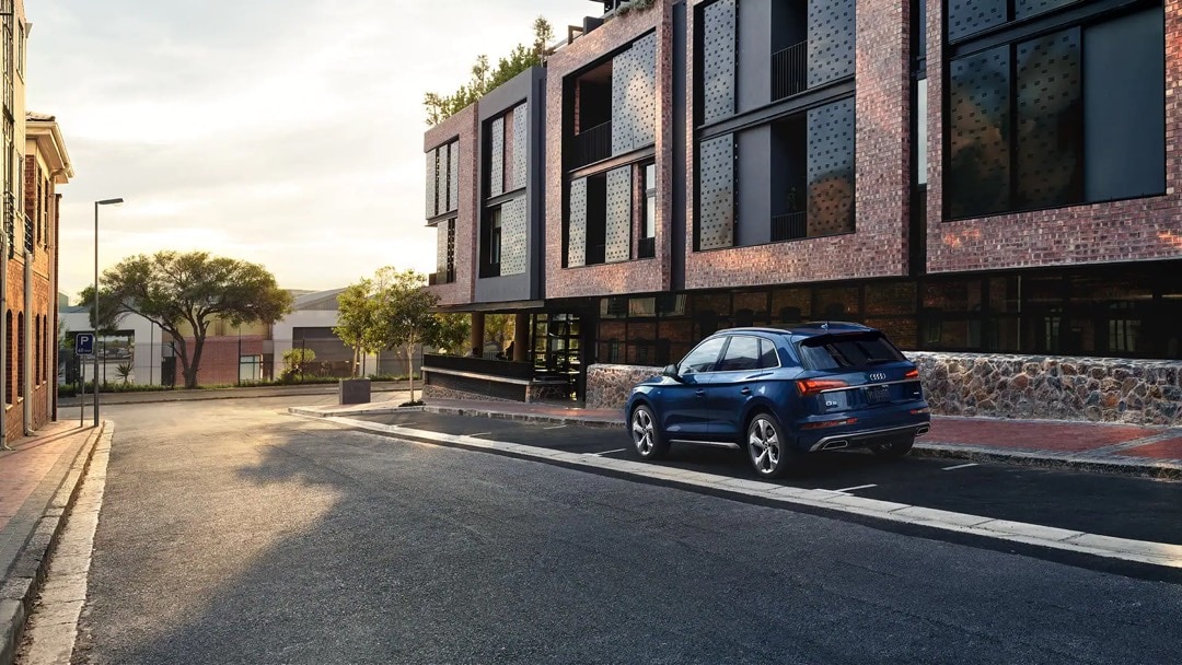 L'Audi Q5 stationné à l'extérieur en ville.