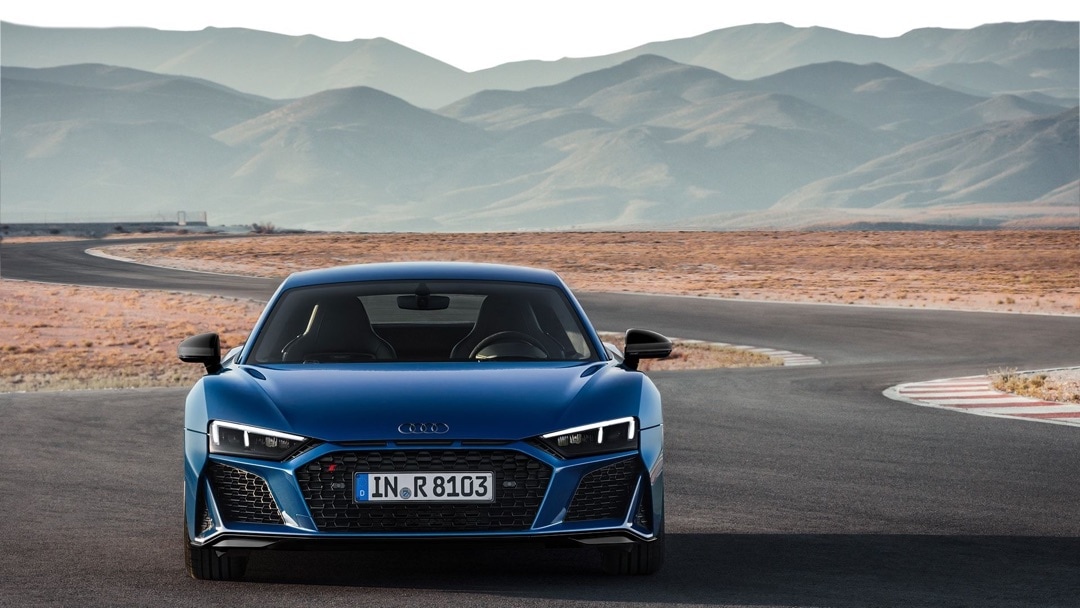 Audi R8 Coupé 2020 sur la route dans un désert