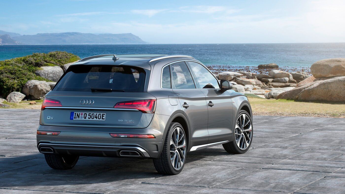 Vue 3/4 arrière d'un VUS Audi Q5 TFSI e 2022 gris face à la mer