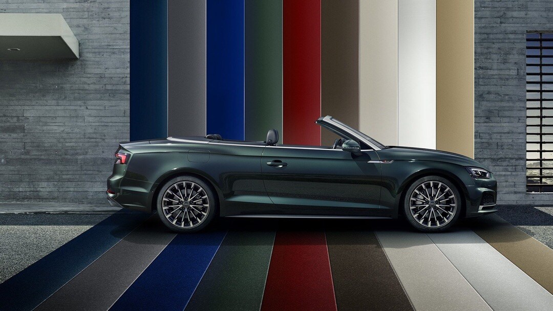 vue latérale d'un Audi A5 cabriolet sur fond de palette de couleurs