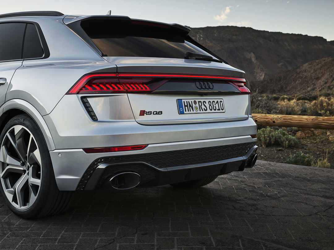 vue latérale arrière partielle du Audi RS Q8 2022