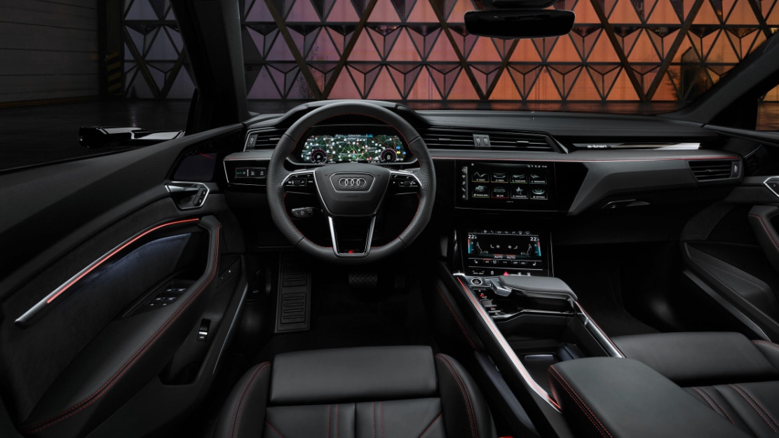 vue du tableau de bord d'une Audi Q8 e-tron 2023