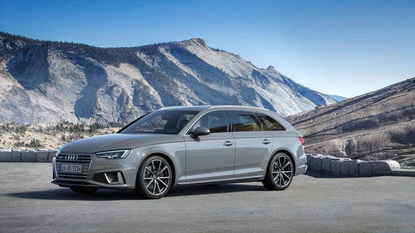 vue avant et latérale de la audi a4 allroad 2019 garée non loin d'une montagne
