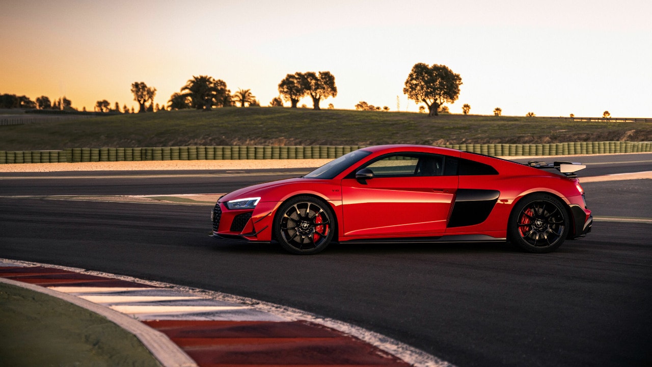 vue latérale d'une Audi R8 GT 2023 sur une piste de course