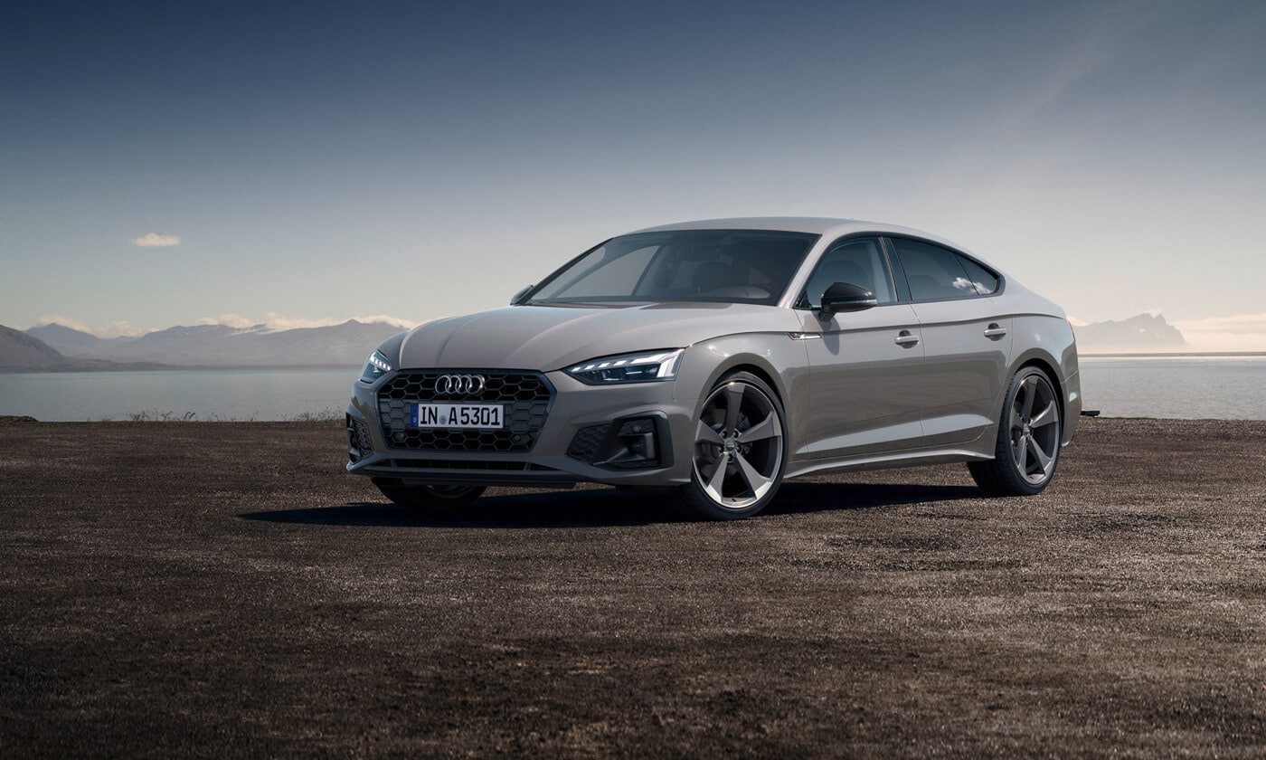 Vue 3/4 avant de l'Audi A5 Sportback Gris Chronos métallisé à l'extérieur.