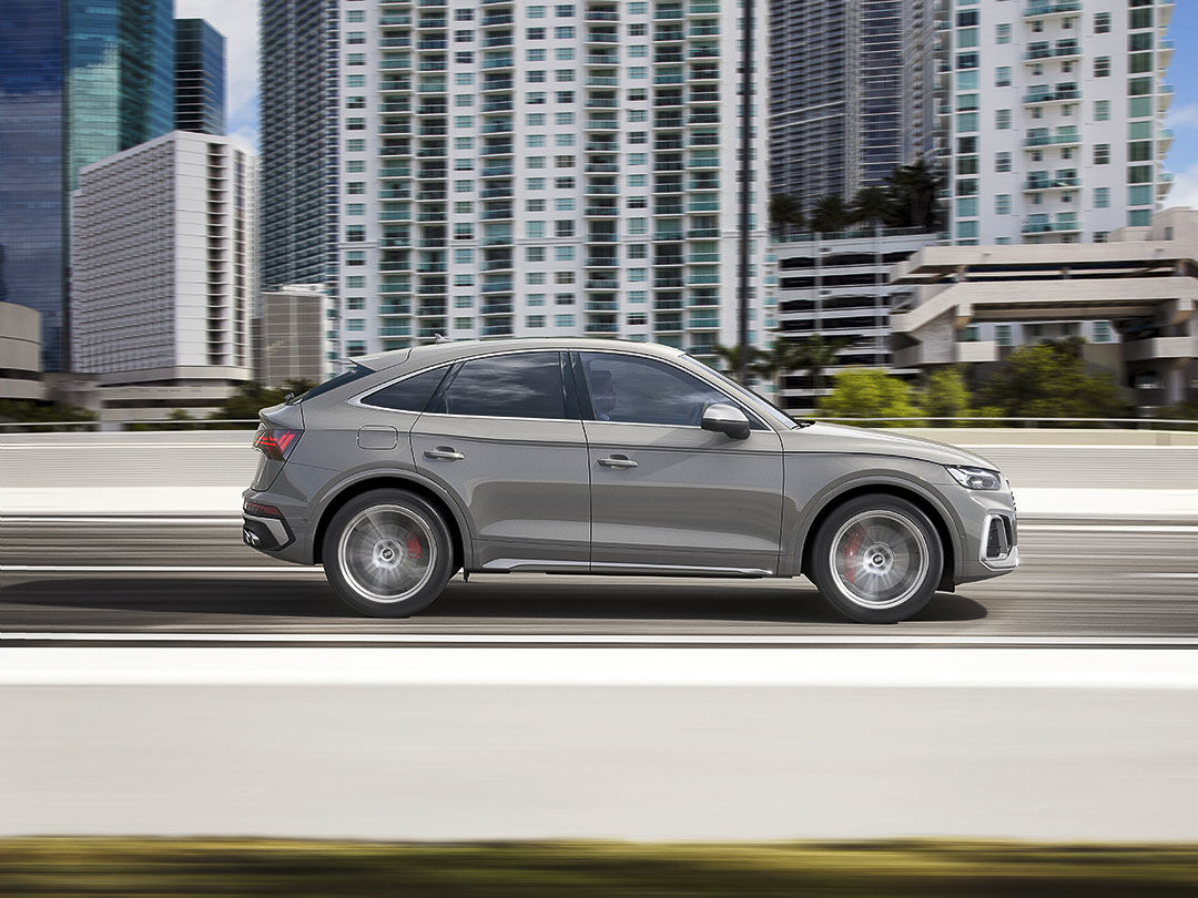 Vue latérale d'un VUS Audi SQ5 Sportback 2022 roulant sur une route en ville