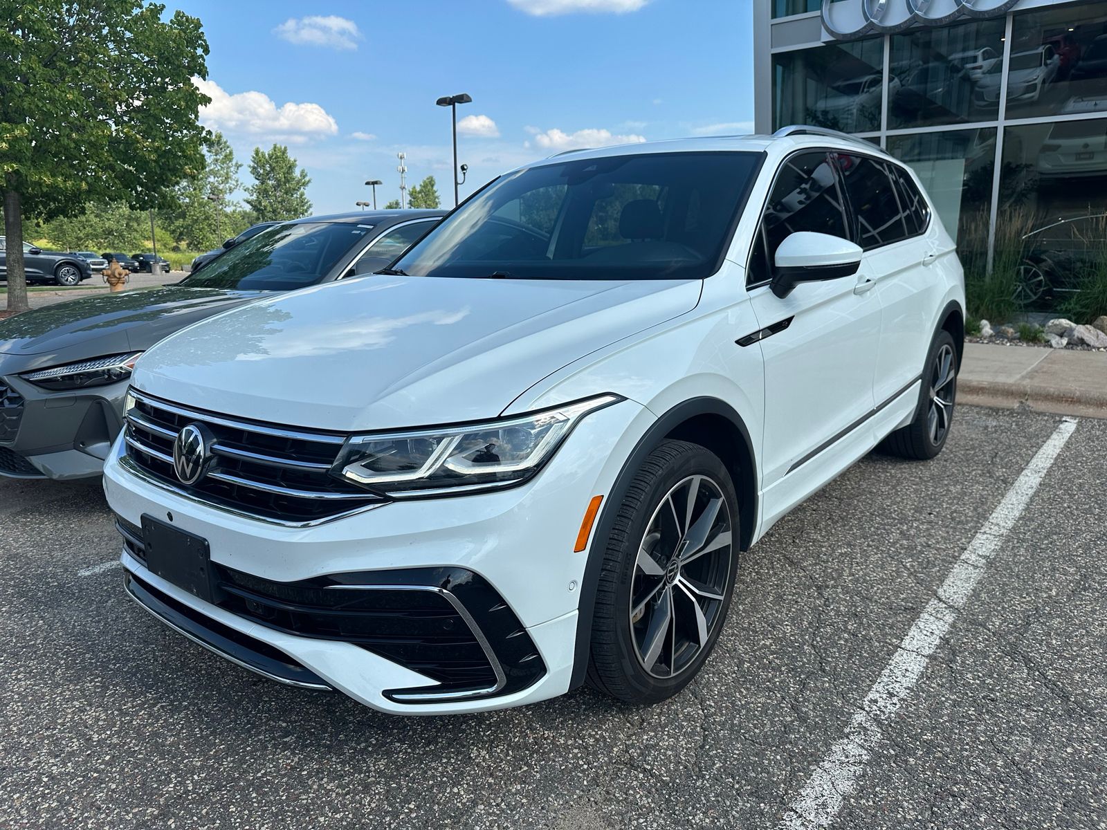 Used 2023 Volkswagen Tiguan SEL R-LINE with VIN 3VV4B7AX2PM115207 for sale in Minneapolis, Minnesota