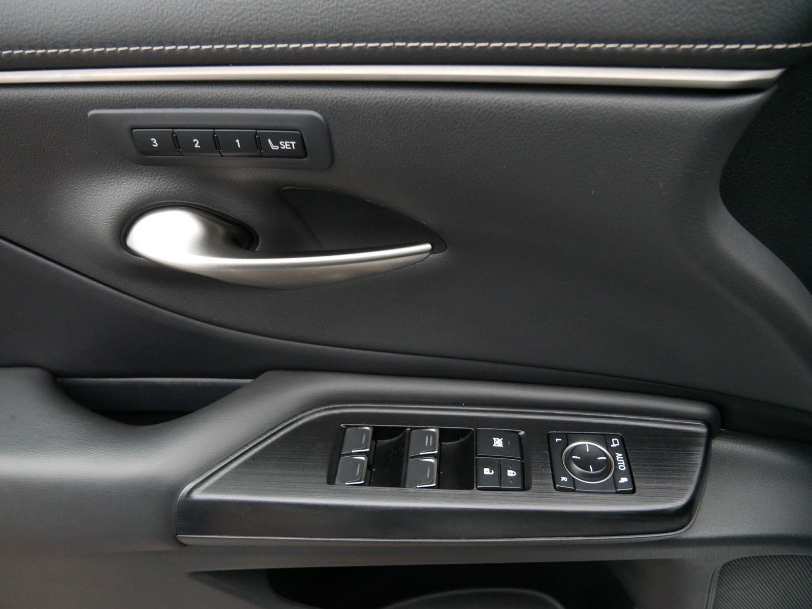 Thumbnail: 2021 Lexus ES - 16