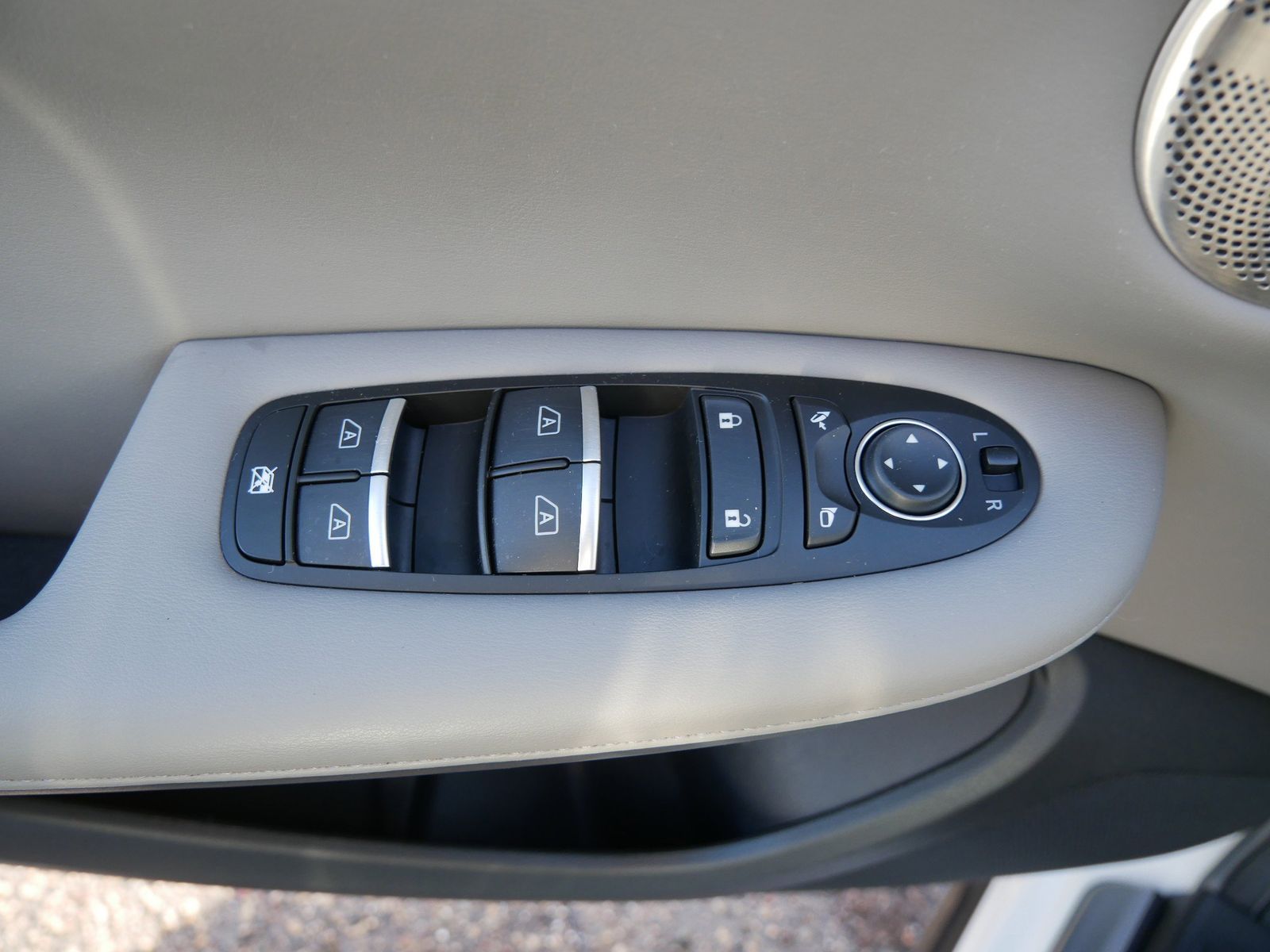 Thumbnail: 2023 INFINITI QX50 - 15