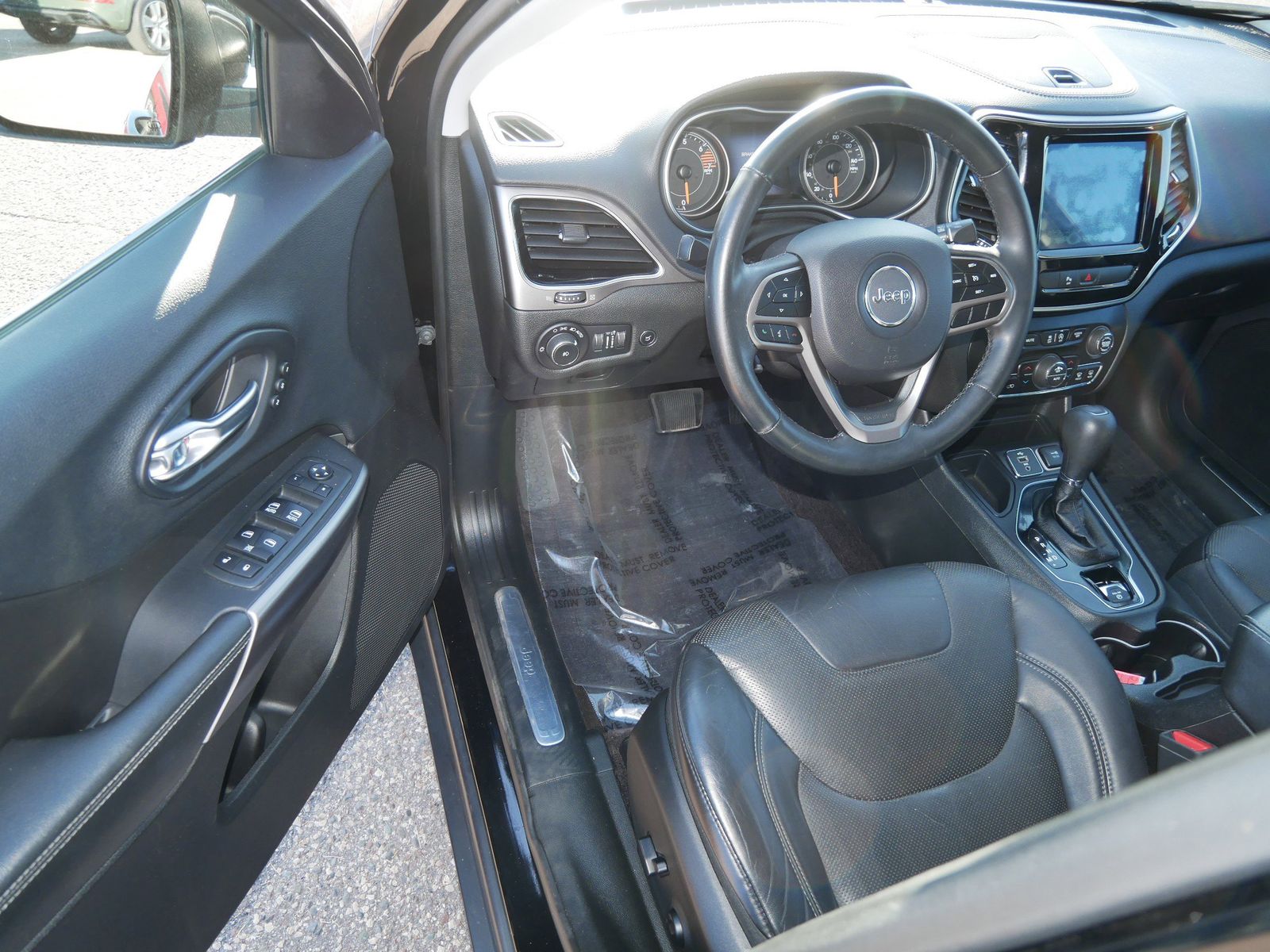 Thumbnail: 2019 Jeep Cherokee - 8