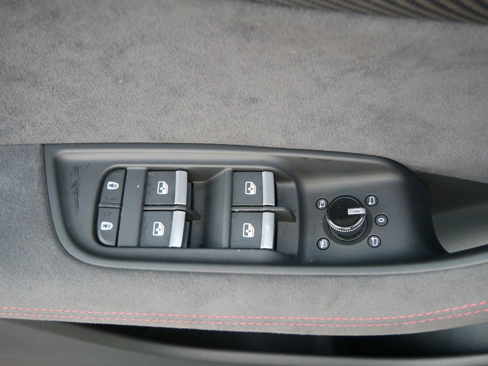 Thumbnail: 2026 Audi RS Q8 - 17