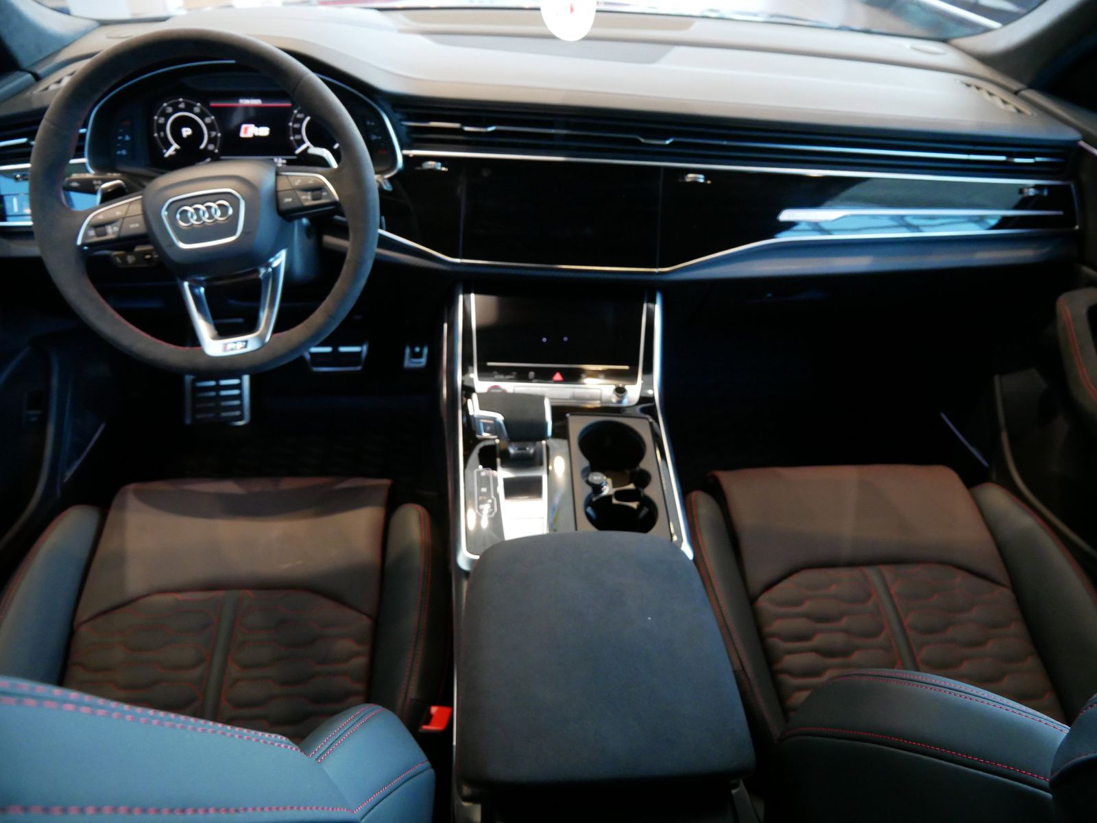 Thumbnail: 2025 Audi RS Q8 - 10