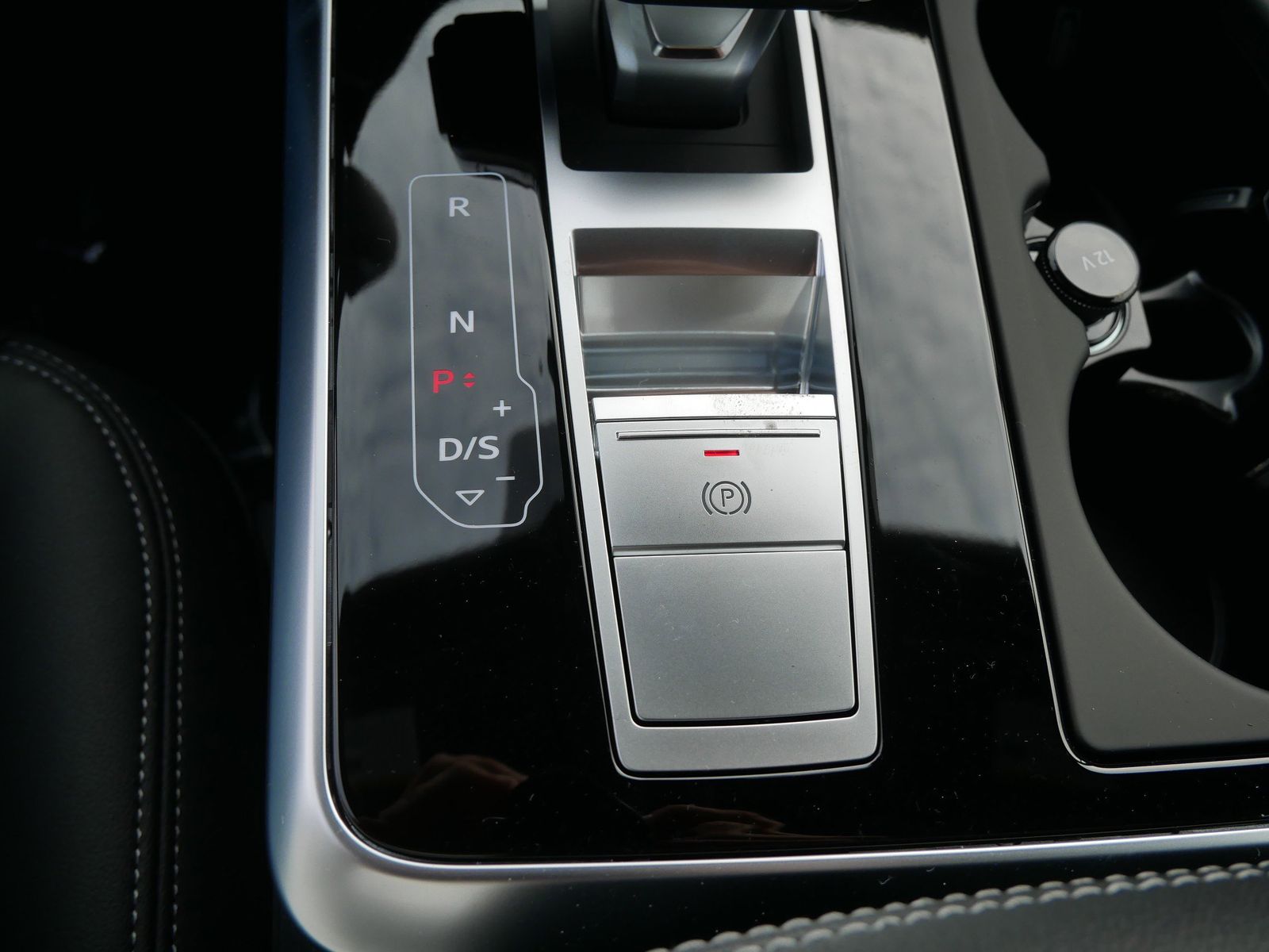 Thumbnail: 2026 Audi Q7 - 16