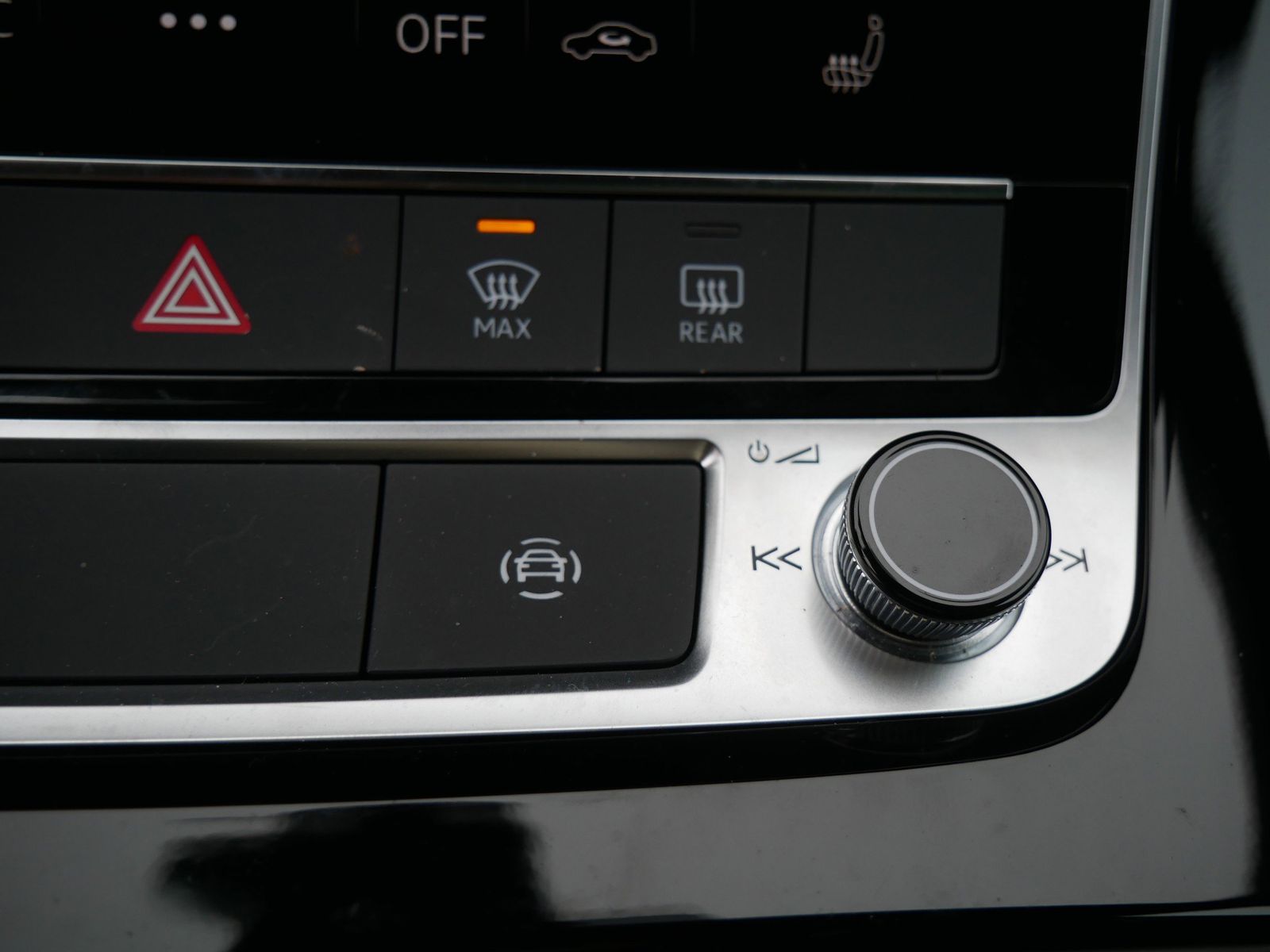 Thumbnail: 2025 Audi Q8 - 21