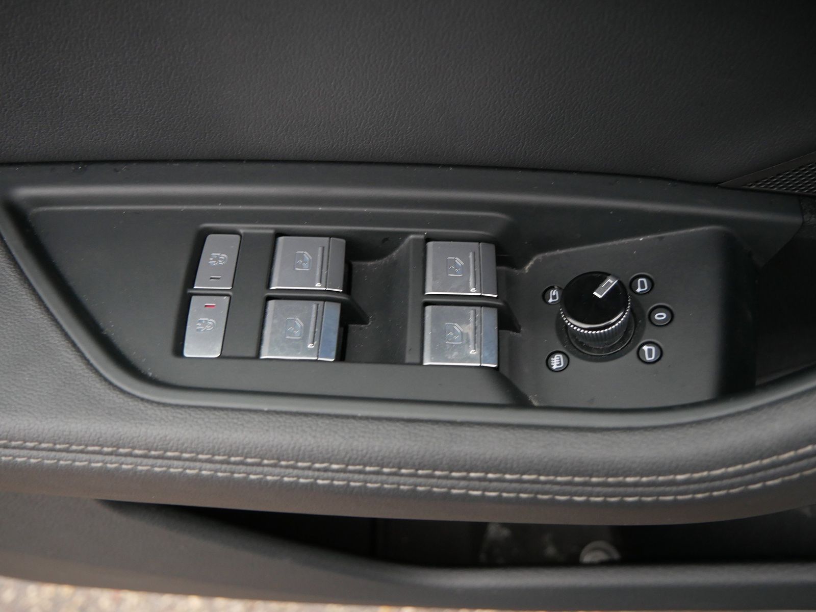 Thumbnail: 2024 Audi Q8 e-tron - 15