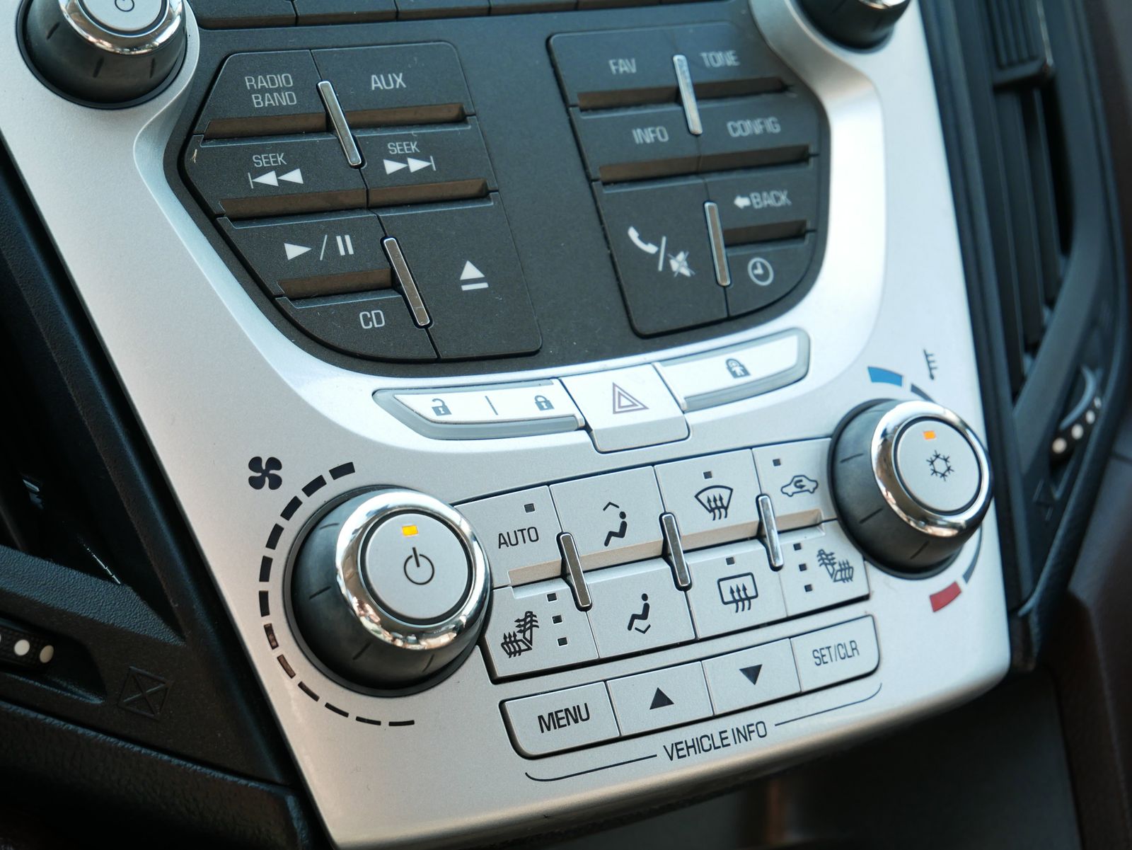 Thumbnail: 2011 Chevrolet Equinox - 18