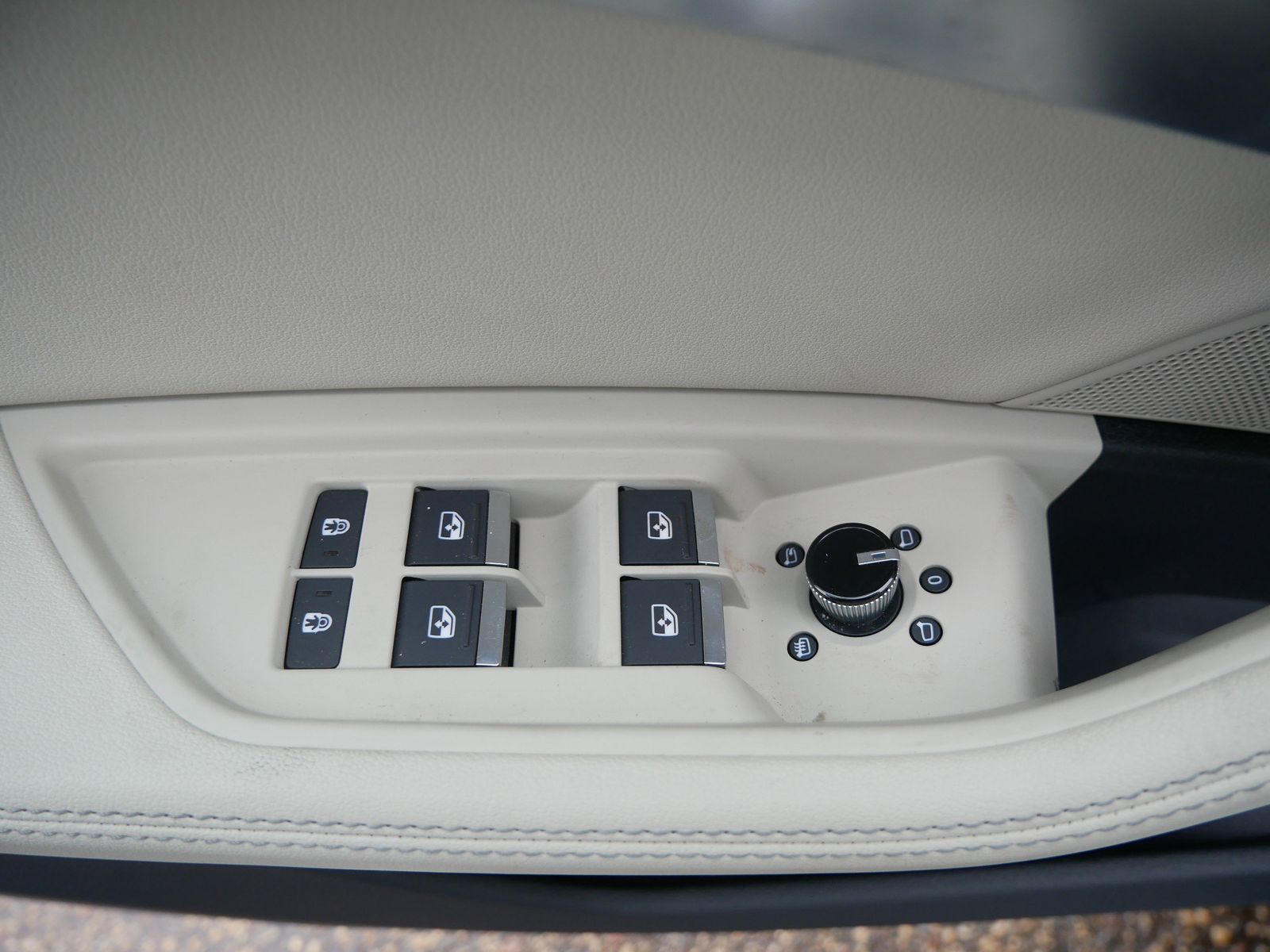 Thumbnail: 2023 Audi e-tron - 9