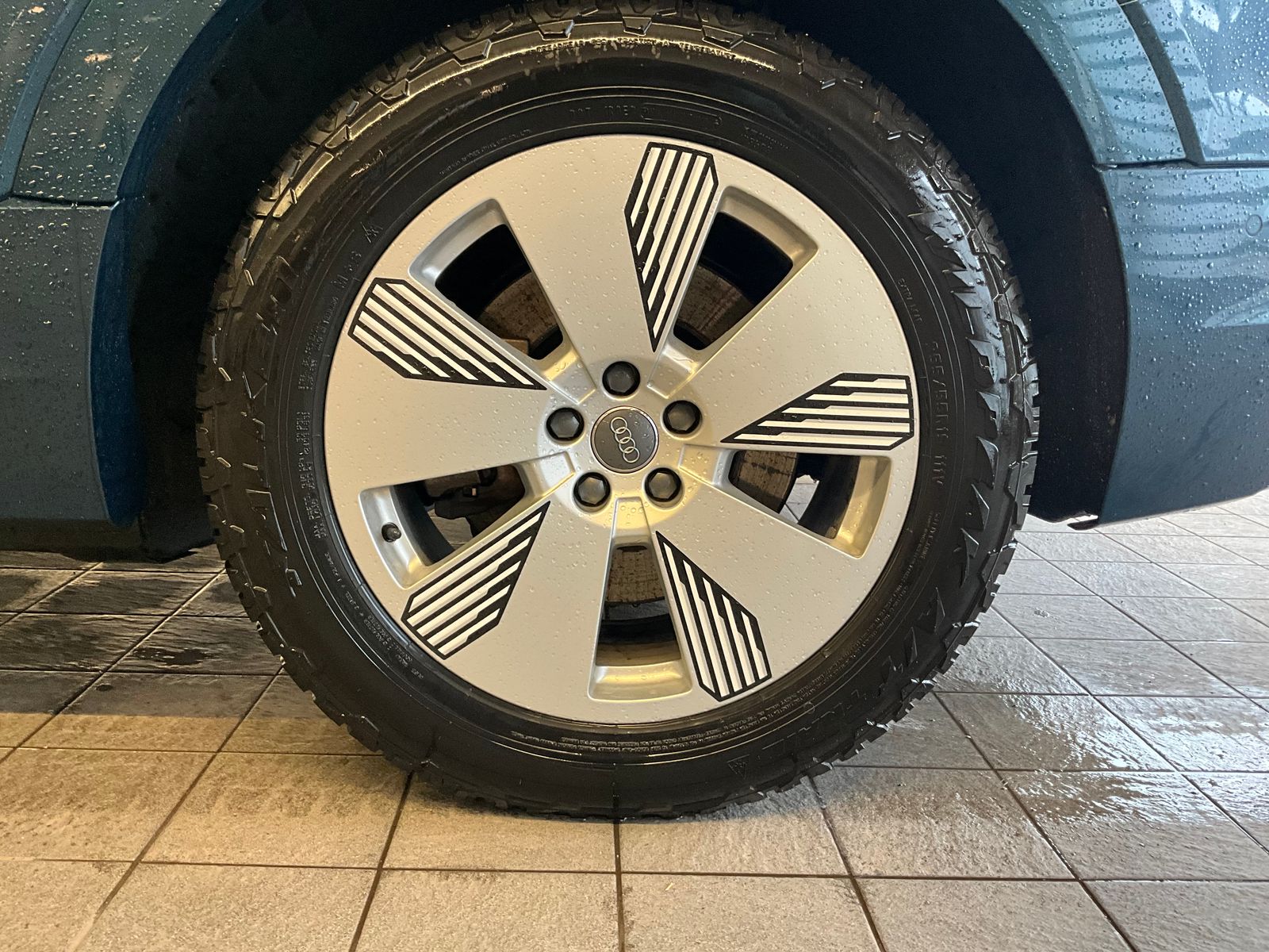 Thumbnail: 2019 Audi e-tron - 20