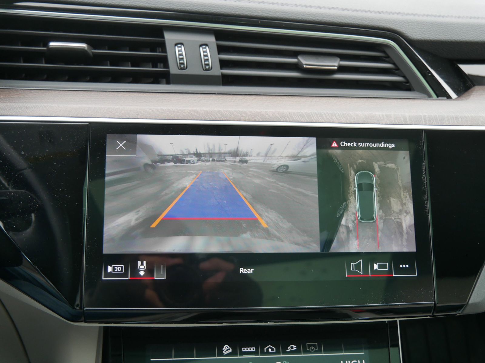 Thumbnail: 2023 Audi e-tron - 15