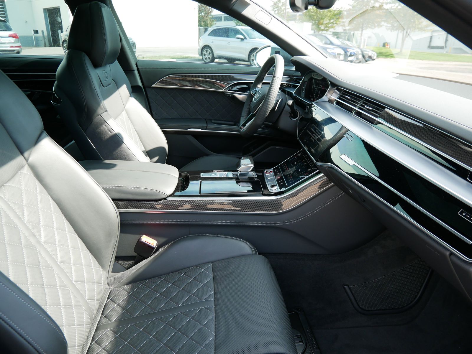 Thumbnail: 2025 Audi S8 - 12