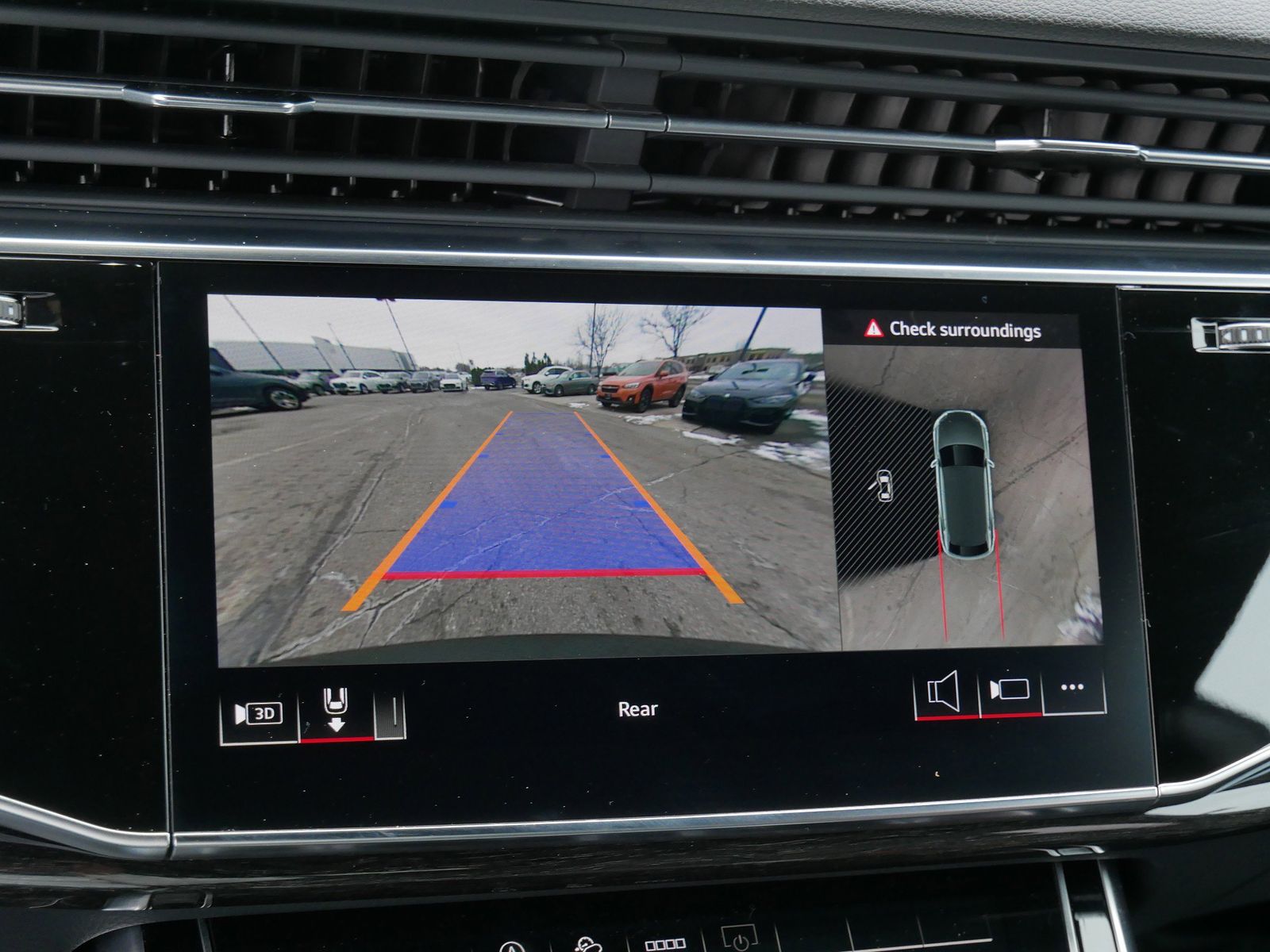 Thumbnail: 2025 Audi Q8 - 25