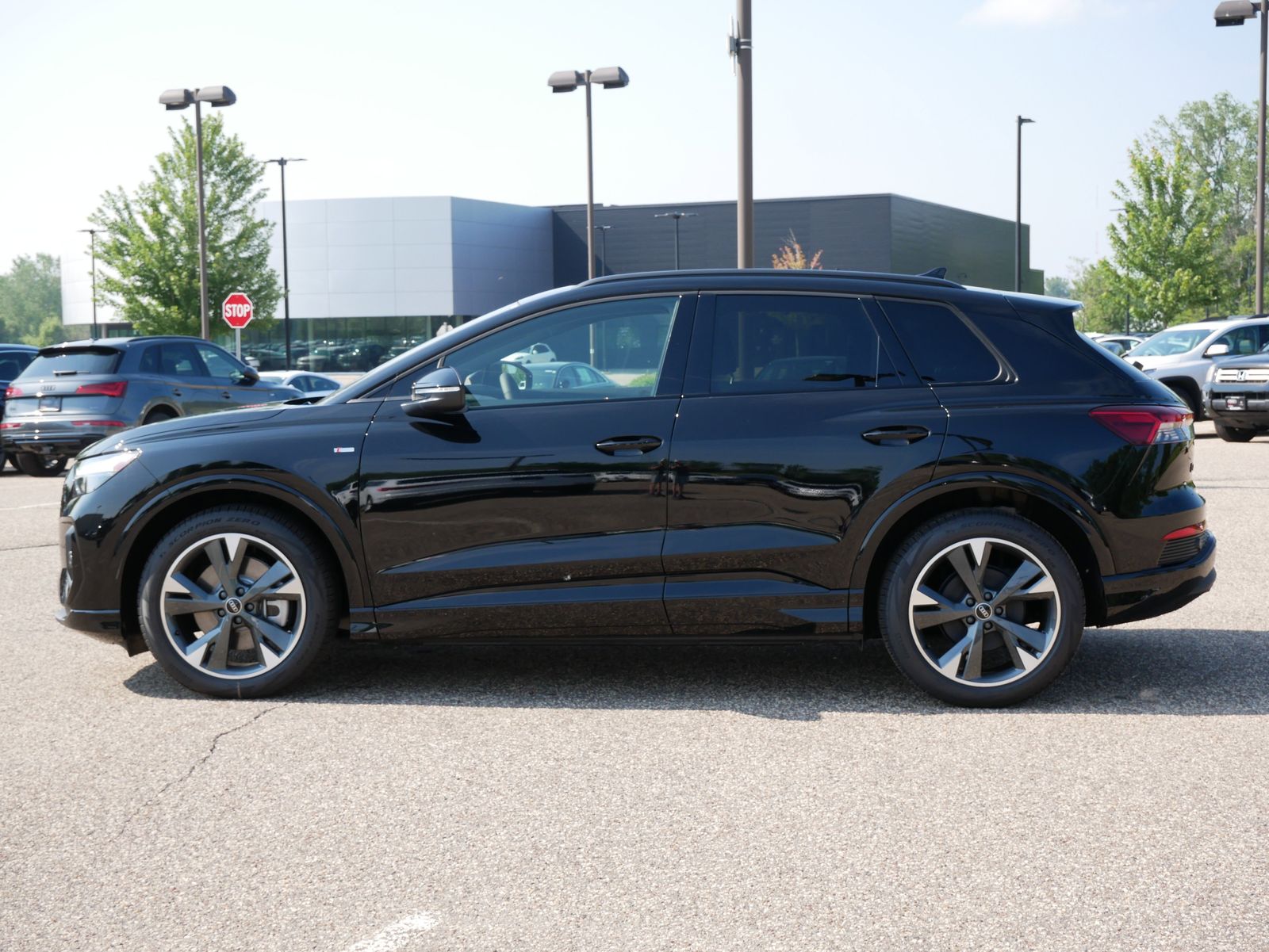 Thumbnail: 2025 Audi Q4 e-tron - 2