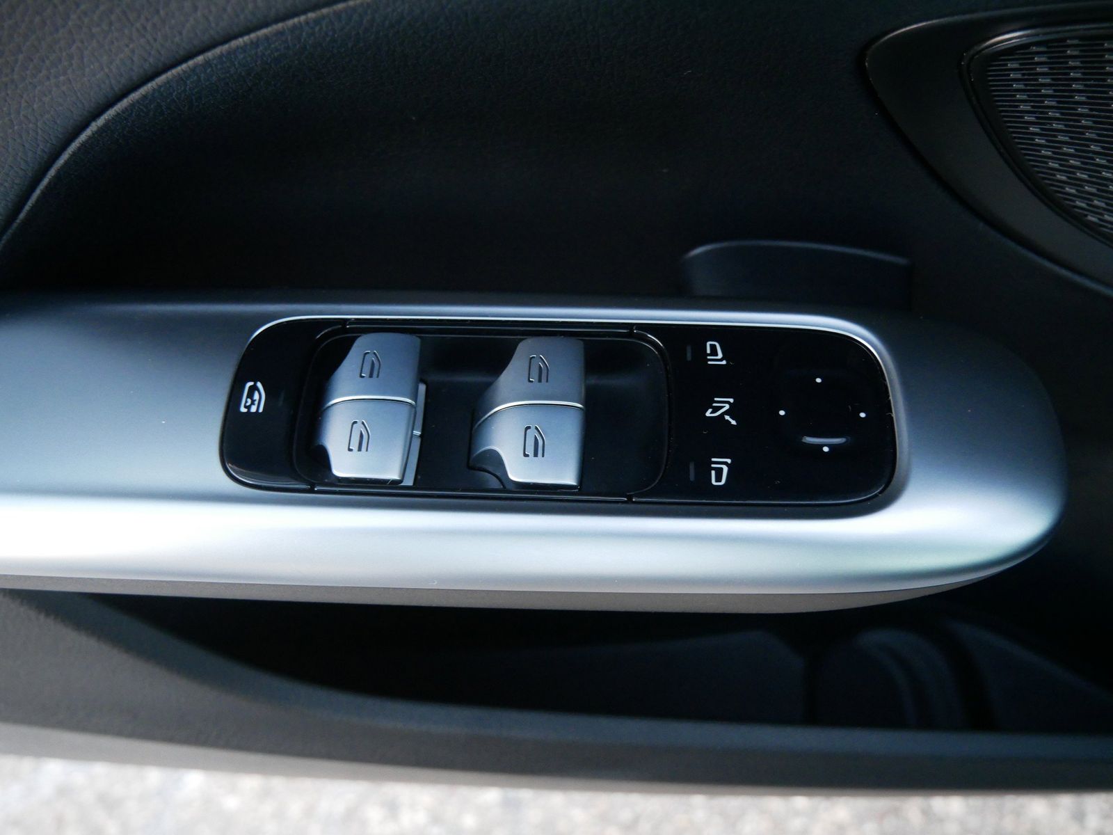 Thumbnail: 2022 Mercedes-Benz C-Class - 15