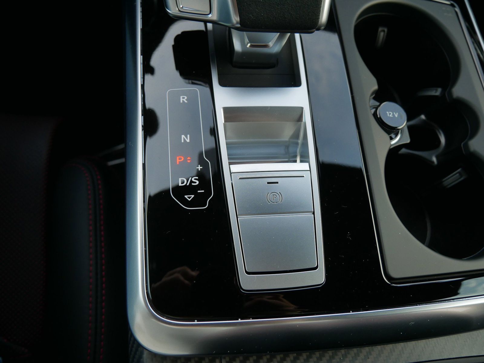 Thumbnail: 2026 Audi RS Q8 - 25