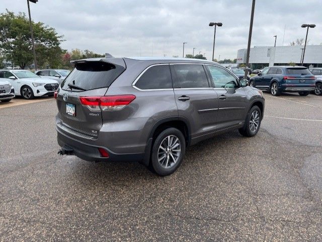 Thumbnail: 2017 Toyota Highlander - 4