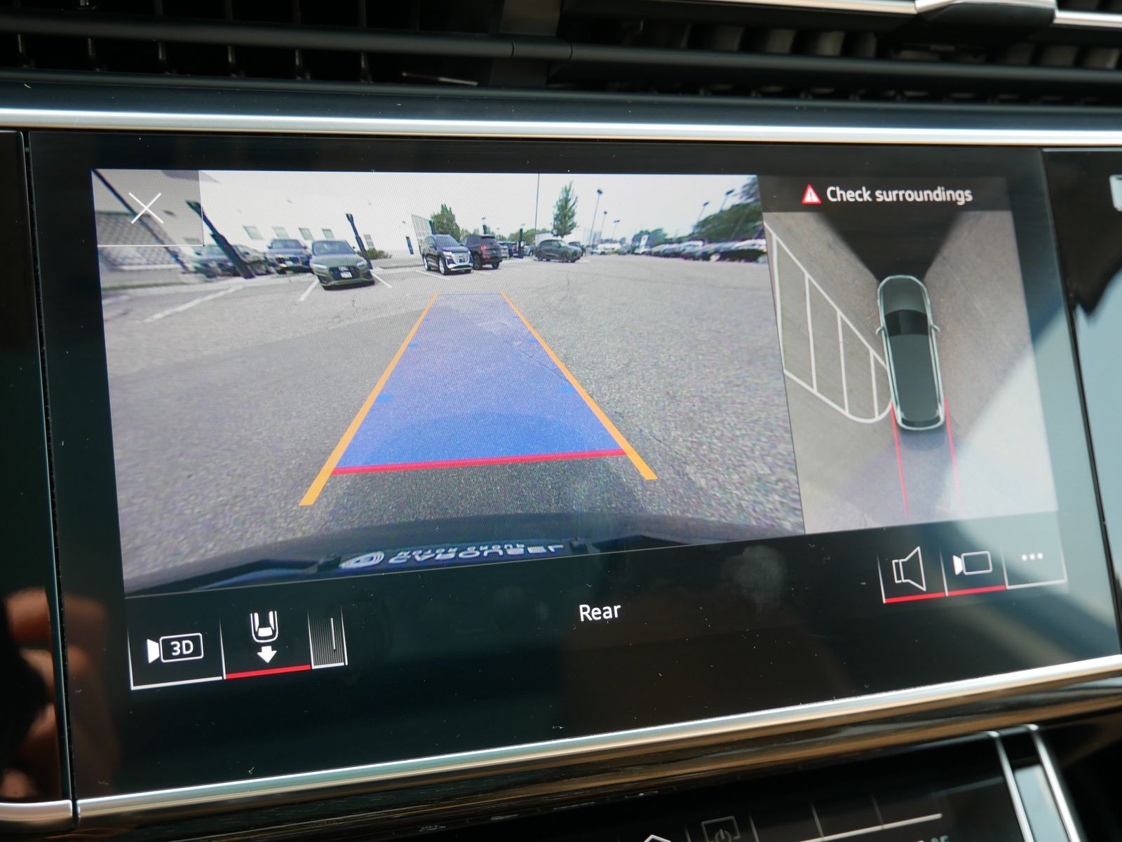 Thumbnail: 2022 Audi Q7 - 25