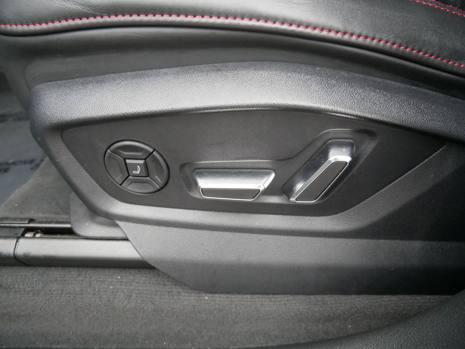 Thumbnail: 2021 Audi RS Q8 - 14