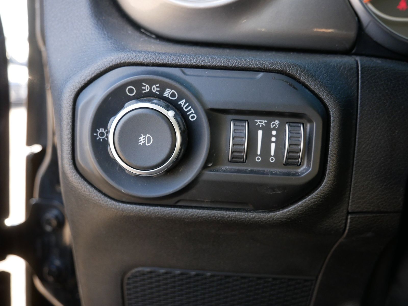 Thumbnail: 2018 Jeep Wrangler - 16