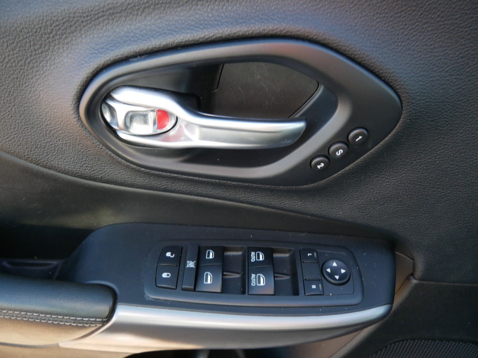 Thumbnail: 2019 Jeep Cherokee - 21