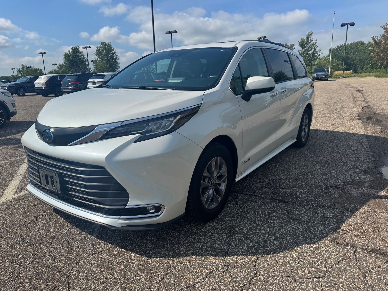 Thumbnail: 2021 Toyota Sienna - 2