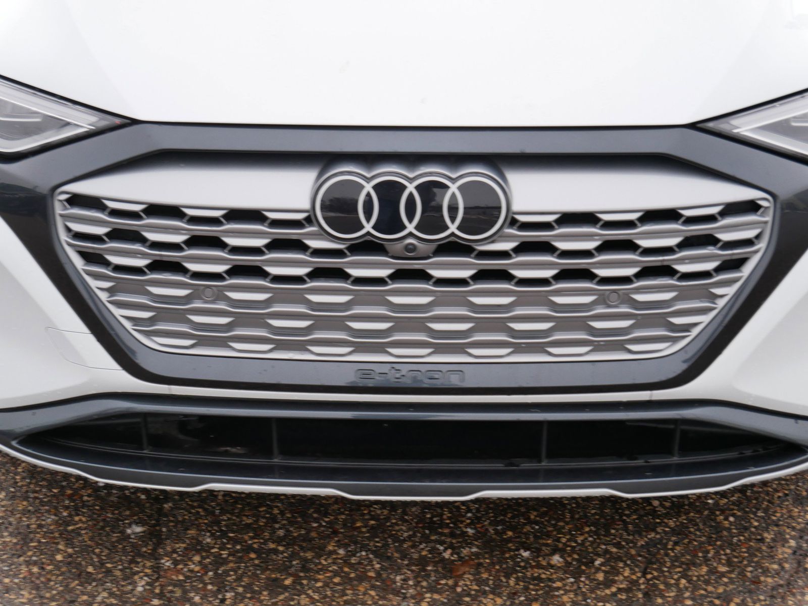 Thumbnail: 2024 Audi Q8 e-tron - 8