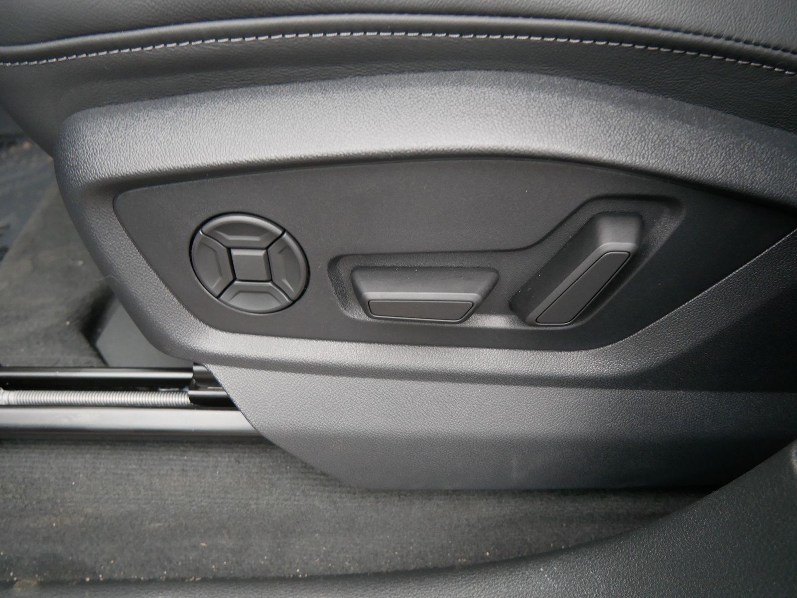 Thumbnail: 2026 Audi Q8 - 14